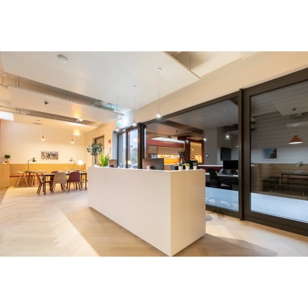 Espace de bureau ouvert tout compris pour vous-même et votre équipe à Regus Airport 1