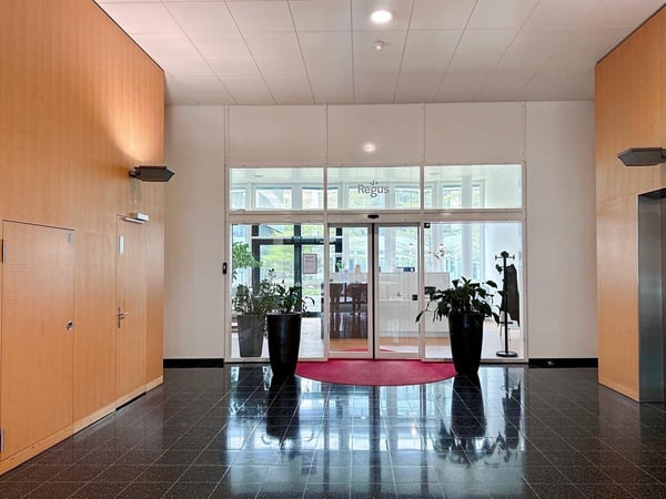 Beziehen Sie einsatzbereite Großraumbüros für 10 Personen in Regus Dammstrasse 19