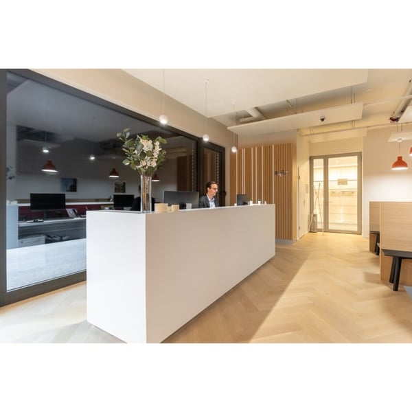 Réservez un espace de bureau ouvert pour les entreprises de toutes tailles à Regus Airport 15