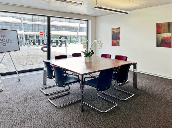 Trouvez un espace de bureau à Regus Business Park pour 4 personnes où tout est pris en charge 1