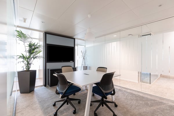 Espace de bureau privé pour 3 personnes à Regus Pont Rouge 8