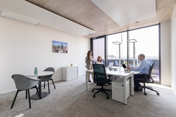 Espace de bureau privé pour 3 personnes à Regus Pont Rouge 1
