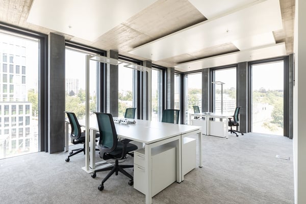 Espace de bureau privé pour 3 personnes à Regus Pont Rouge 3