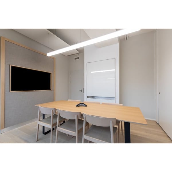 Réservez un espace de bureau ouvert pour les entreprises de toutes tailles à Regus Airport 8