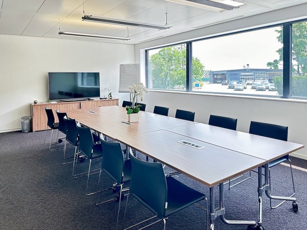 Espace de bureau privé pour 3 personnes à Regus Business Park 9