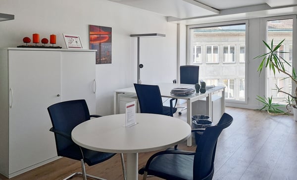 Privater Büroraum für 40 in Regus City Old Town 9