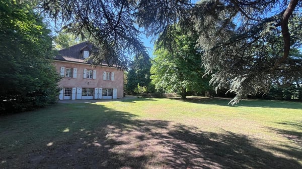 Bâtisse du XIXe siècle dans un parc arboré aux portes de Genève 4