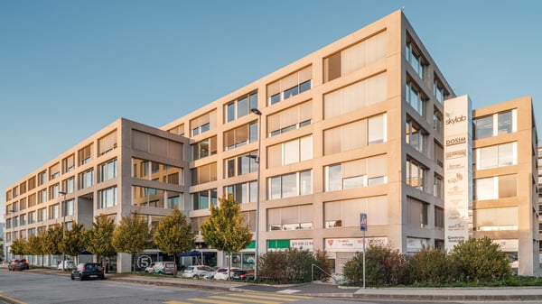 Veuillez découvrir l'immeuble TEMPO, au coeur de la ZIPLO. Batiment moderne et high-tech avec services. 1