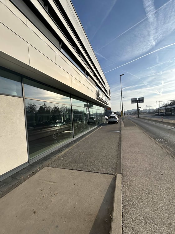 Showroom & ateliers à louer Meyrin 3000 m² Visibilité exceptionnelle & parkings 2