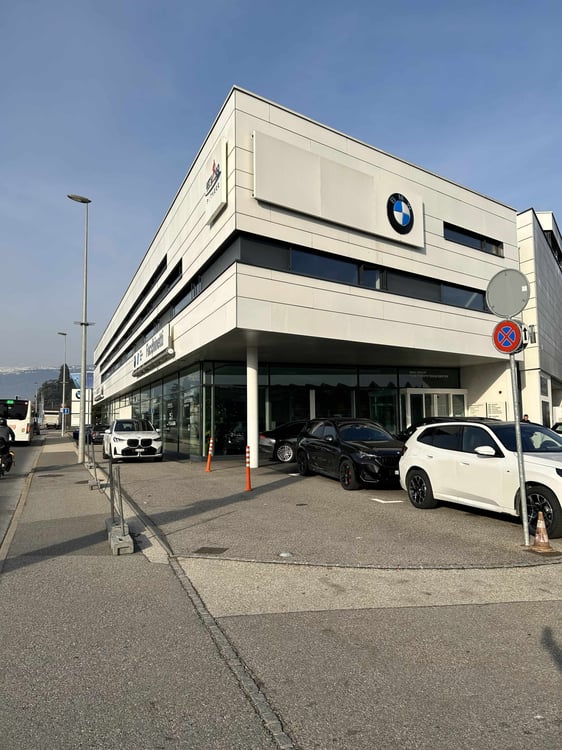 Showroom & ateliers à louer Meyrin 3000 m² Visibilité exceptionnelle & parkings 3
