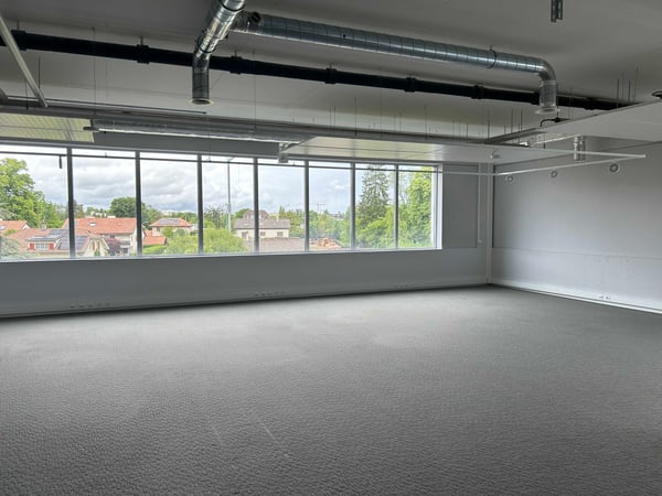 Surface polyvalente de 700 m² à louer| Bureaux & Activité Light Industrielle | Meyrin 2