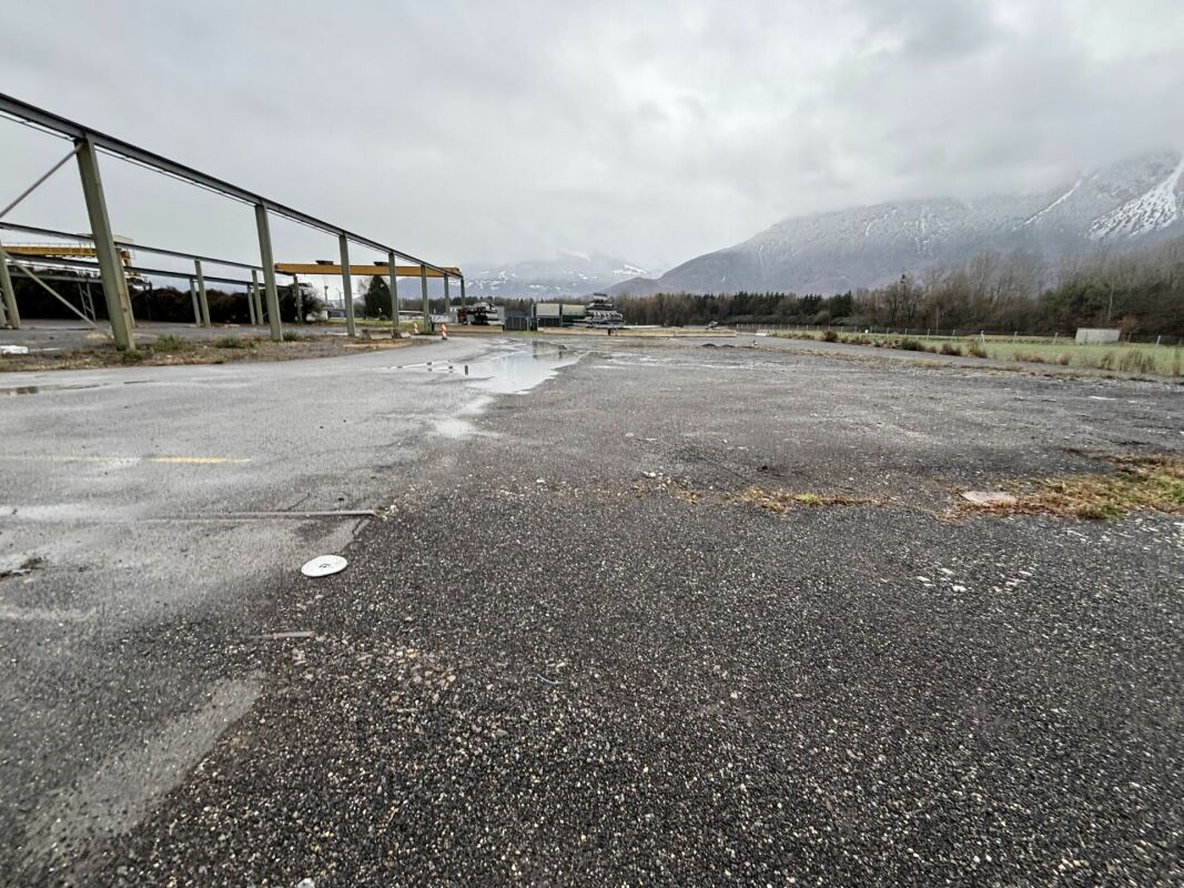 A louer: divers LOCAUX commerciaux, HALLS, TERRAINS nus et COUVERTS dans site industriel