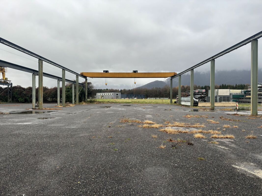 A louer: divers LOCAUX commerciaux, HALLS, TERRAINS nus et COUVERTS dans site industriel