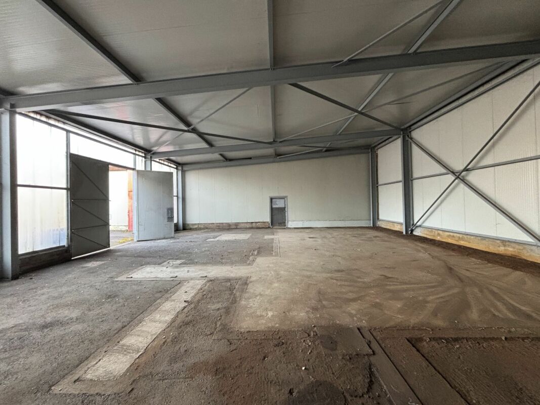 A louer: divers LOCAUX commerciaux, HALLS, TERRAINS nus et COUVERTS dans site industriel