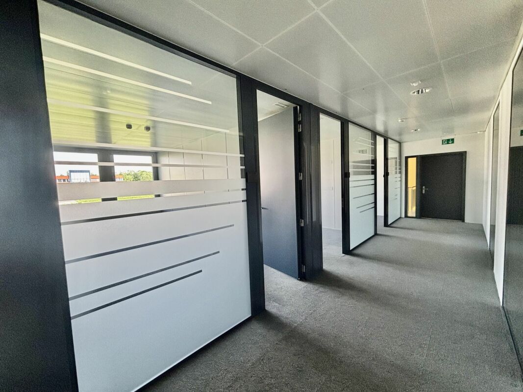 Superbe surface de bureau de 350 à 1500 m2 dans très bel environnement très accessible: CFF & Autoroute