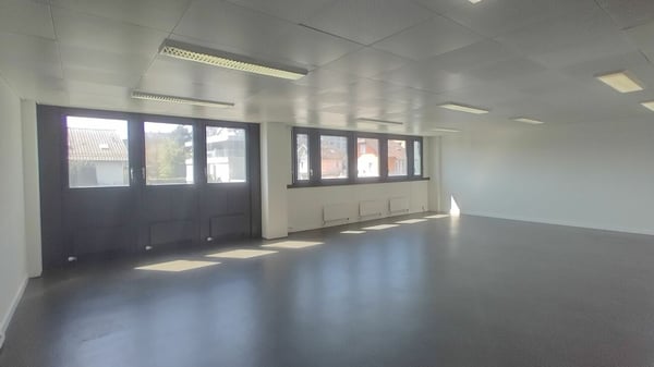 Vos locaux de 194 et 352 m2, monte-charge et quai, à louer à Lonay