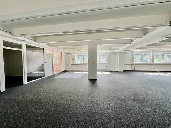 Bussigny Vaud bureaux/atelier de 650 m2 divisibles avec accès quai de chargement à louer