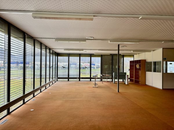 A louer: divers LOCAUX commerciaux, HALLS, TERRAINS nus et COUVERTS dans site industriel 4