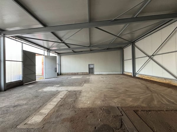 A louer: divers LOCAUX commerciaux, HALLS, TERRAINS nus et COUVERTS dans site industriel 8