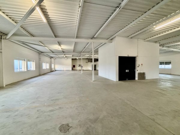 Vaud stockage/dépots/local de 625 m2 à louer avec quai de chargement et places de parc; Baisse de prix 5