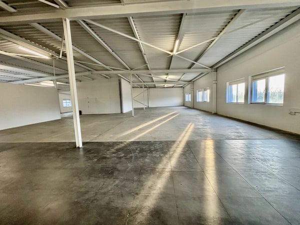 Vaud stockage/dépots/local de 625 m2 à louer avec quai de chargement et places de parc; Baisse de prix 3