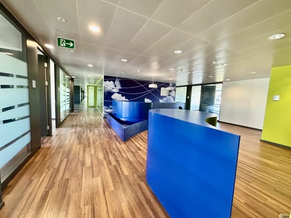 Superbes surfaces de bureaux modernes, accessibilité CFF et parkings 3