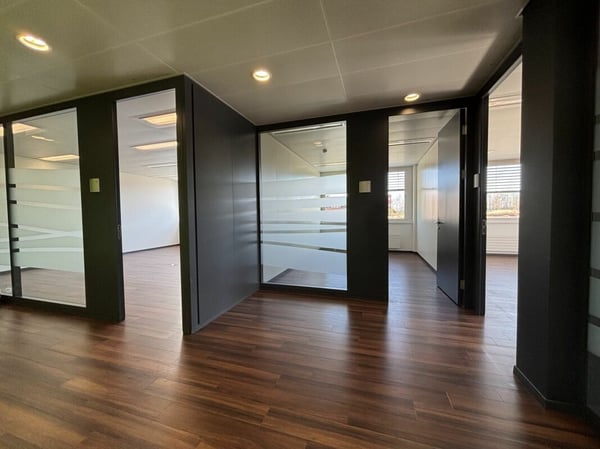 Superbes surfaces de bureaux modernes, accessibilité CFF et parkings 4