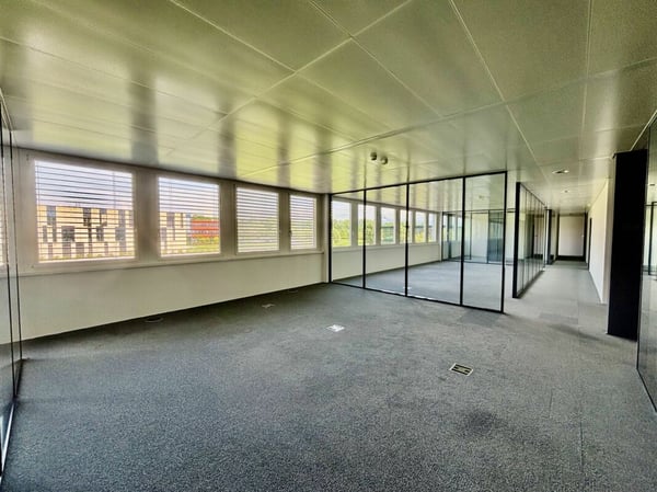 Superbes surfaces de bureaux modernes, accessibilité CFF et parkings 10