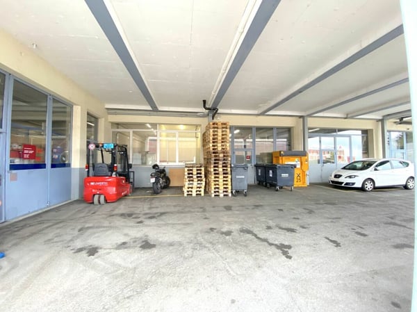 Vaud local stockage showroom depot archives à louer En Budron 600/1200 m2 8