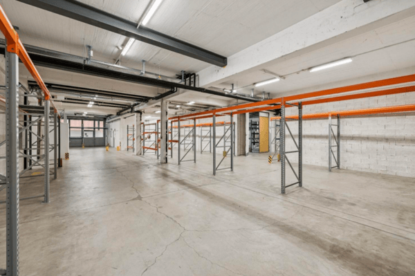 Vaud local stockage showroom depot archives à louer En Budron 600/1200 m2 4