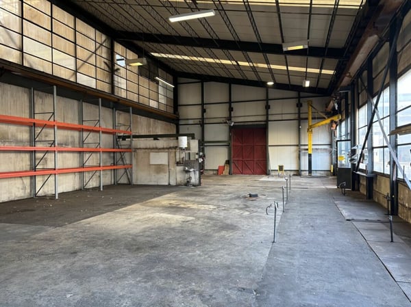 A louer: divers LOCAUX commerciaux, HALLS, TERRAINS nus et COUVERTS dans site industriel 7