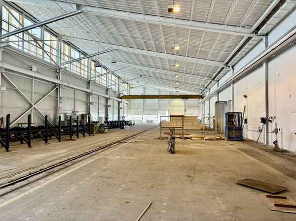 A louer: divers LOCAUX commerciaux, HALLS, TERRAINS nus et COUVERTS dans site industriel 3