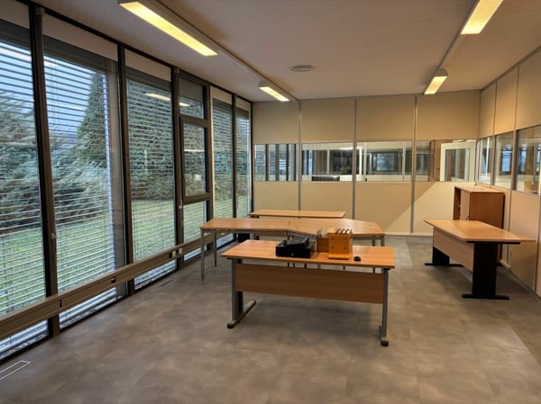 A louer: divers LOCAUX commerciaux, HALLS, TERRAINS nus et COUVERTS dans site industriel 12