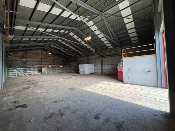 A louer: divers LOCAUX commerciaux, HALLS, TERRAINS nus et COUVERTS dans site industriel 2