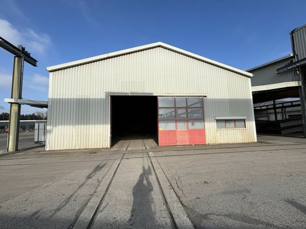 A louer: divers LOCAUX commerciaux, HALLS, TERRAINS nus et COUVERTS dans site industriel 5