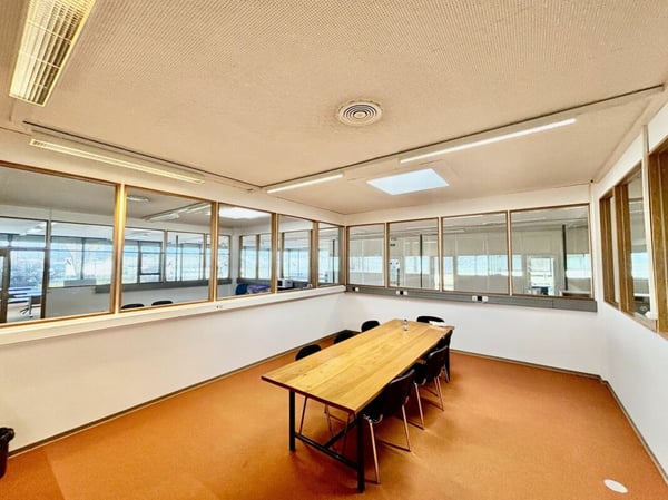 A louer: divers LOCAUX commerciaux, HALLS, TERRAINS nus et COUVERTS dans site industriel 10