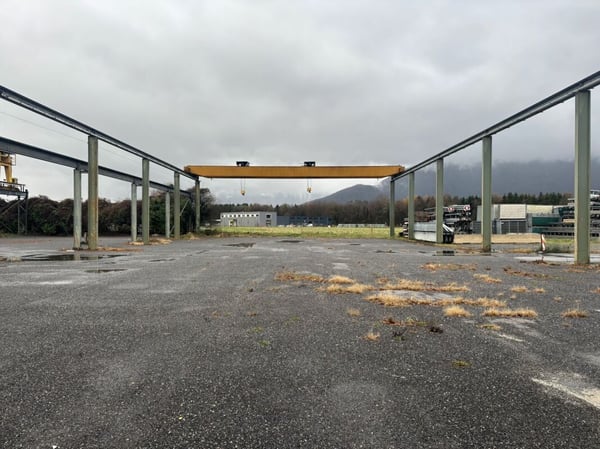 A louer: divers LOCAUX commerciaux, HALLS, TERRAINS nus et COUVERTS dans site industriel 9