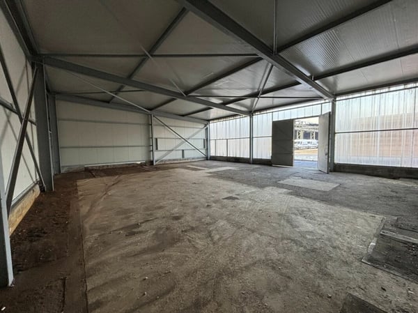 A louer: divers LOCAUX commerciaux, HALLS, TERRAINS nus et COUVERTS dans site industriel 6