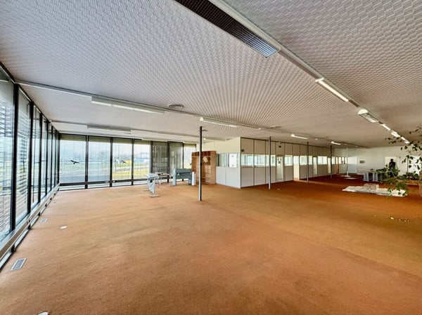 A louer: divers LOCAUX commerciaux, HALLS, TERRAINS nus et COUVERTS dans site industriel 11