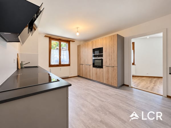 Bel immeuble / 2 Appartements et 2 commerces / rendement 12