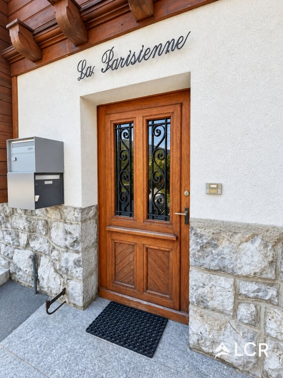 Bel immeuble / 2 Appartements et 2 commerces / rendement 7