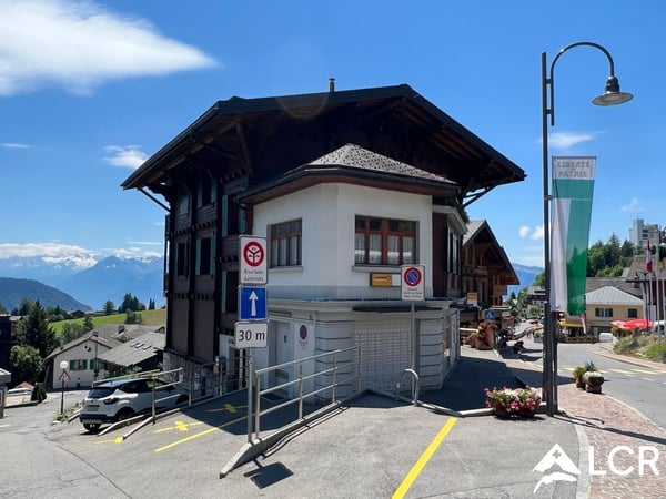 Magnifique immeuble à Leysin / 2 Appartements et 2 commerces / 7 places de parc 3