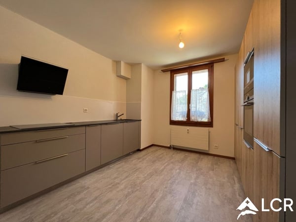 Magnifique immeuble à Leysin / 2 Appartements et 2 commerces / 7 places de parc 8