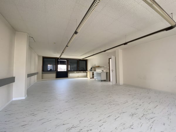 Grand bureau à Neuchâtel / cabinet médical 3