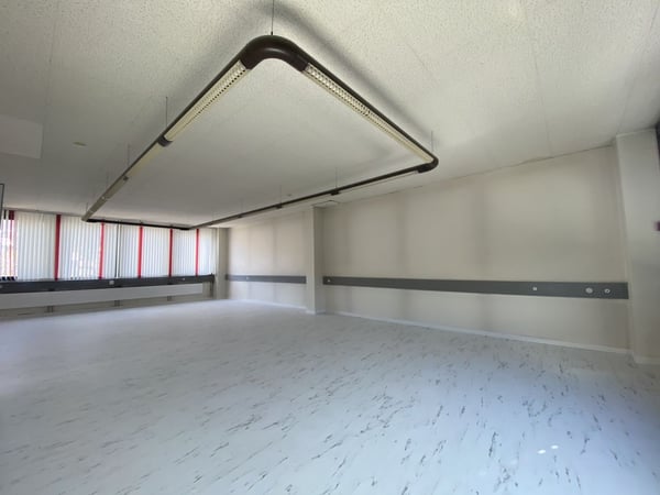 Grand bureau à Neuchâtel / cabinet médical 2