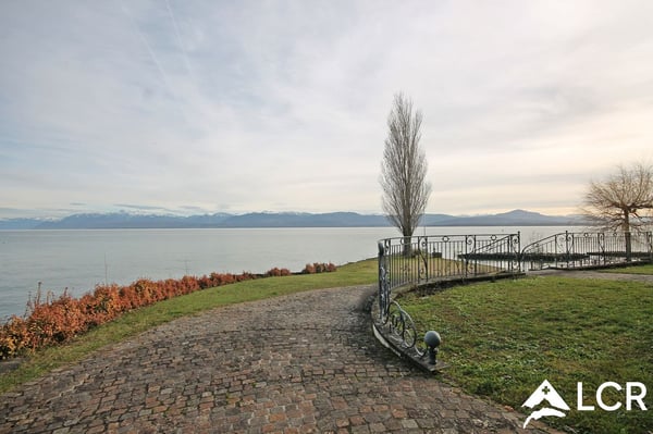 Superbe studio MEUBLE - COURTE DUREE / Vue lac - Jardin - Piscine 7