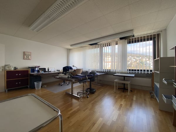 Grand bureau à Neuchâtel / cabinet médical 2