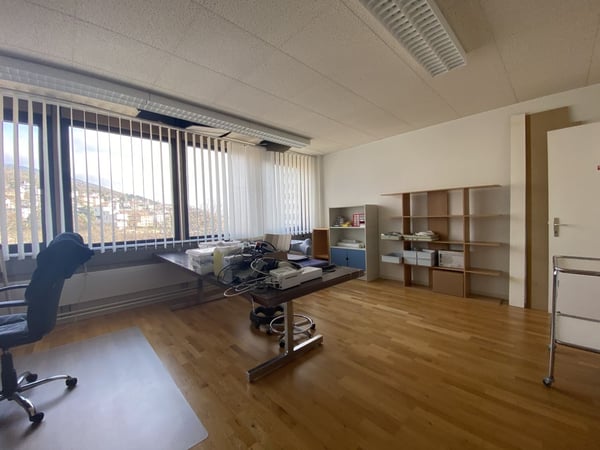 Grand bureau à Neuchâtel / cabinet médical 4