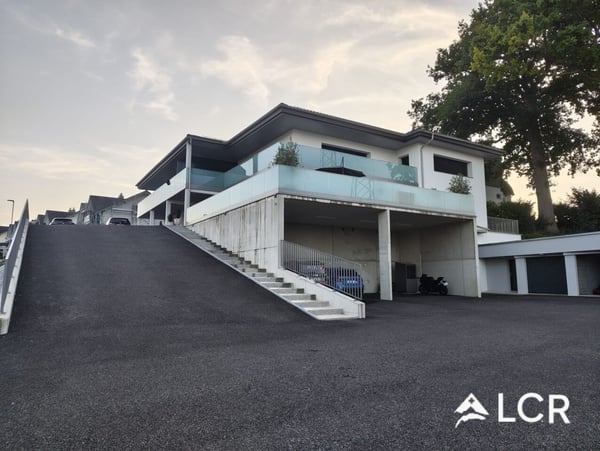 Magnifique appartement de 4.5P / 3 CHB / 2 SDB / 1 balcon / 2 places de parc 8
