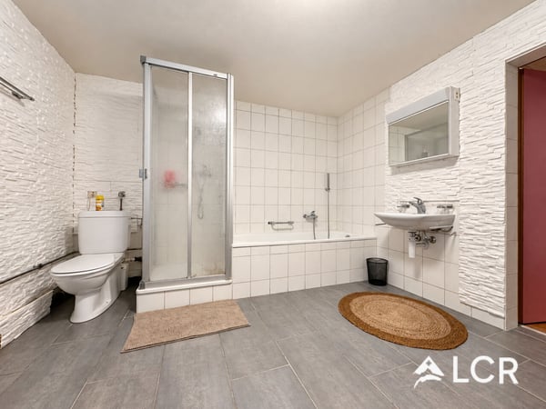 Surface commerciale aménagée en logement - 3,5 pièces - Place de parking 8